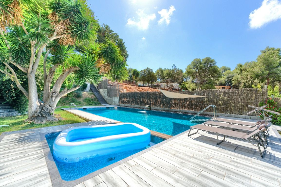 Swimming pool of House or chalet for sale in Vilanova i la Geltrú  with Air Conditioner, Private garden and Terrace