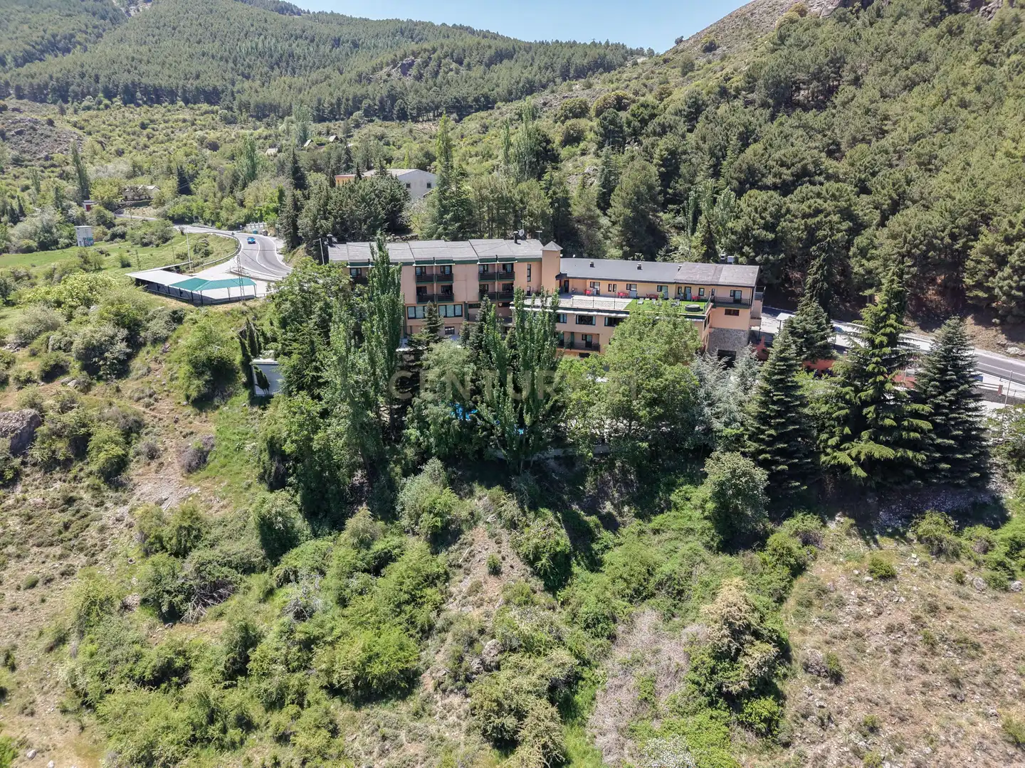 Außenansicht von Gebäude zum Verkauf in Sierra Nevada mit Gemeinschaftspool