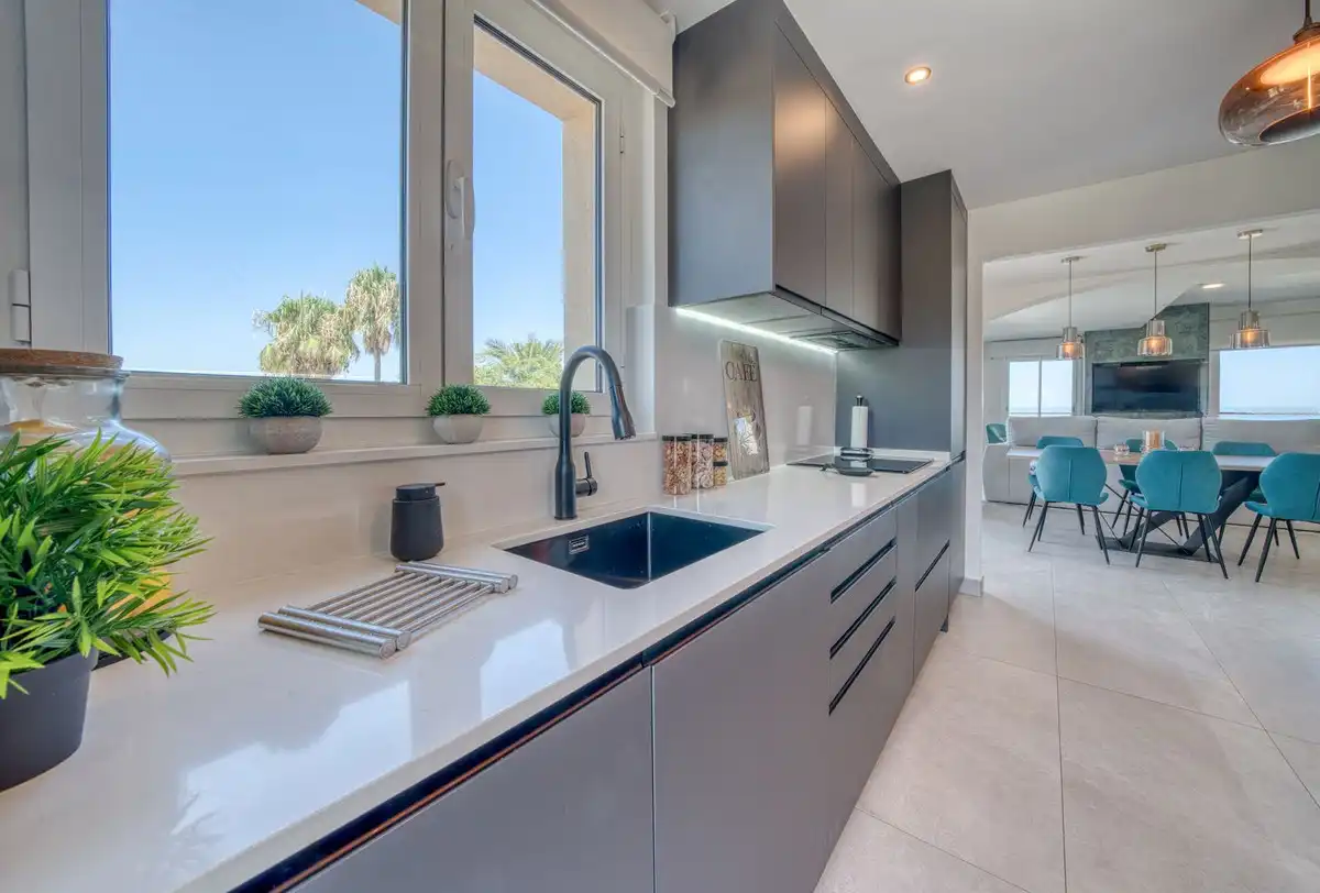 Cuina de Dúplex en venda en Sotogrande amb Aire condicionat, Terrassa i Traster