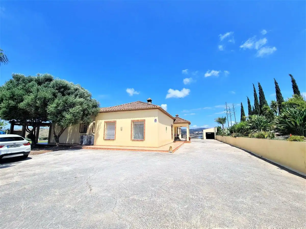Vista exterior de Finca rústica en venda en San Martín del Tesorillo amb Piscina