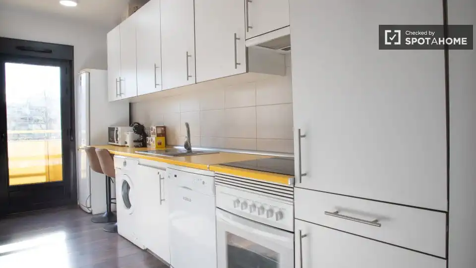 Cuina de Pis de lloguer en Madrid amb Aire condicionat, Calefacció i Moblat