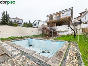 Chalet con piscina en venta en Calle RUMANIA