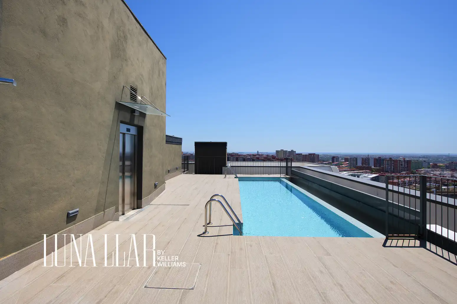 Piscina de Piso en venta en Cornellà de Llobregat con Aire acondicionado, Calefacción y Jardín privado