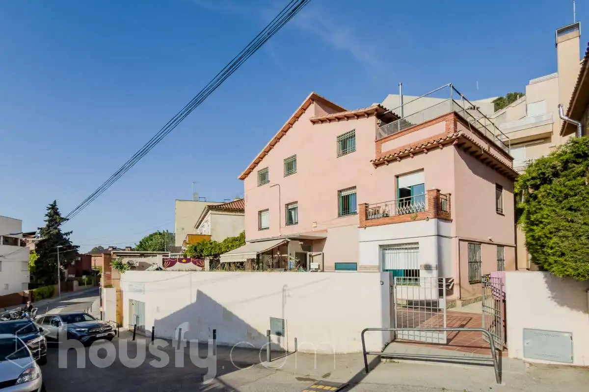 Exterior view of Houses for sale in Barcelona  with Air Conditioner, Heating and Private garden