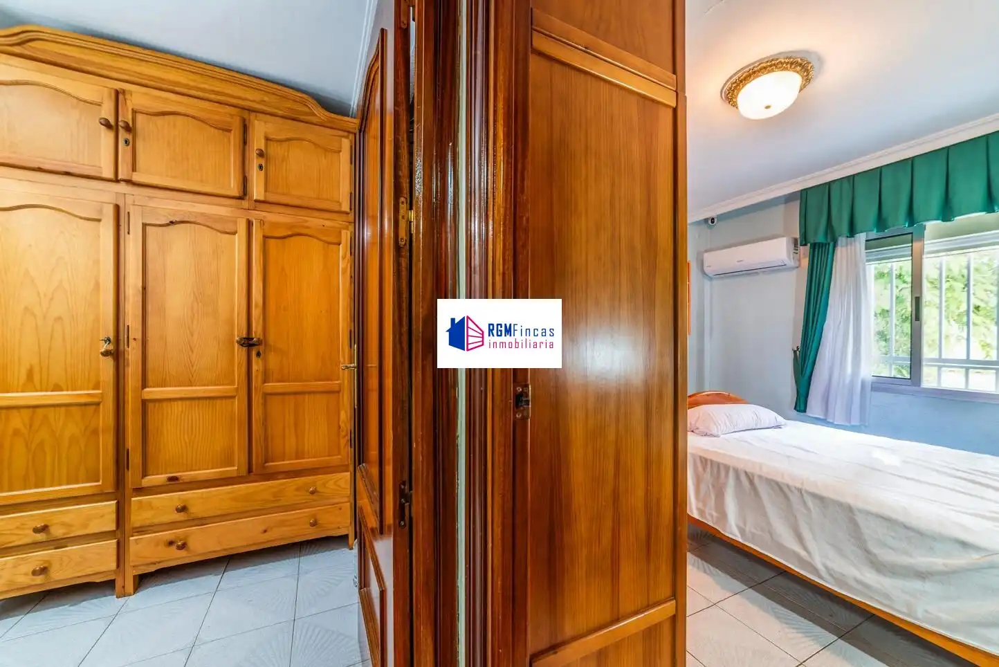 Bedroom of Flat for sale in Sevilla  with Air Conditioner and Storage room
