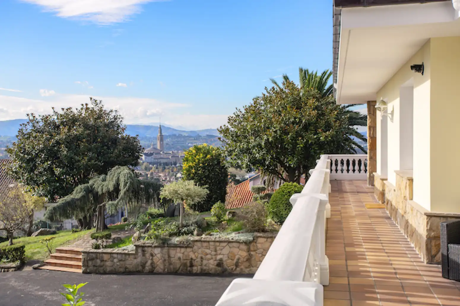 Terrassa de Casa o xalet en venda en Gijón  amb Calefacció, Parquet i Terrassa