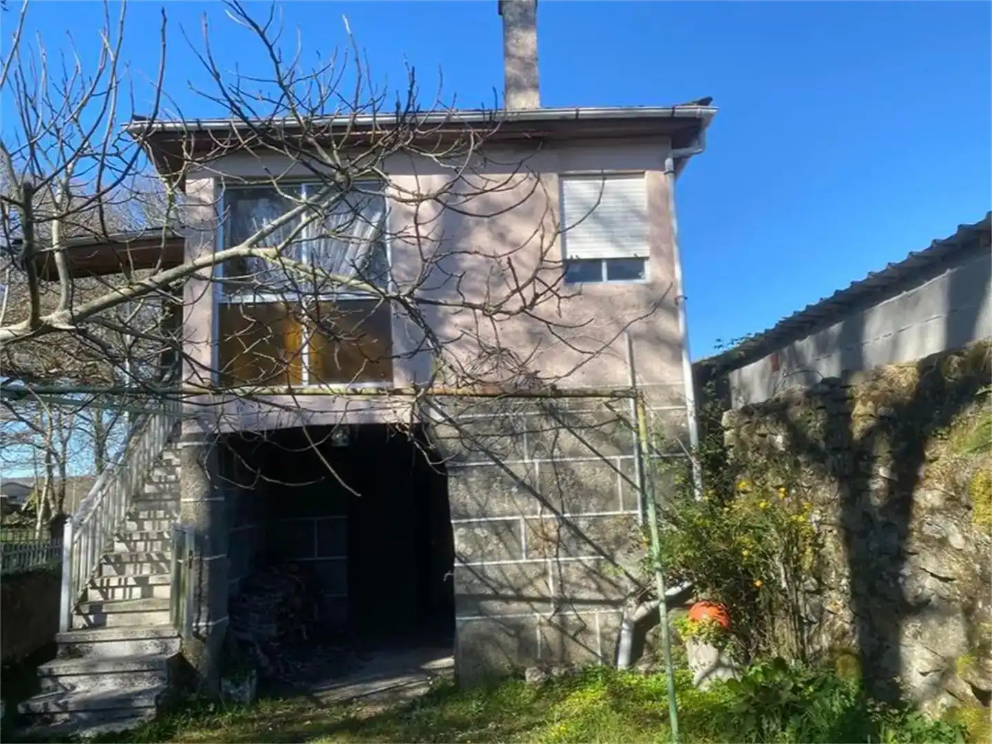 Vista exterior de Casa adosada en venda en Baños de Molgas amb Balcó