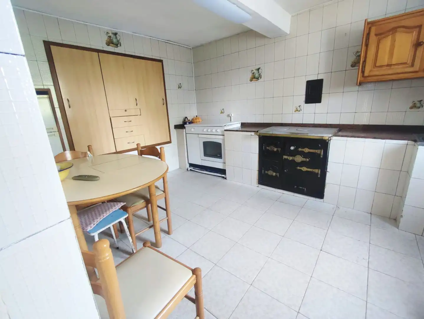 Cuina de Casa adosada en venda en Corvera de Toranzo amb Calefacció, Jardí privat i Parquet