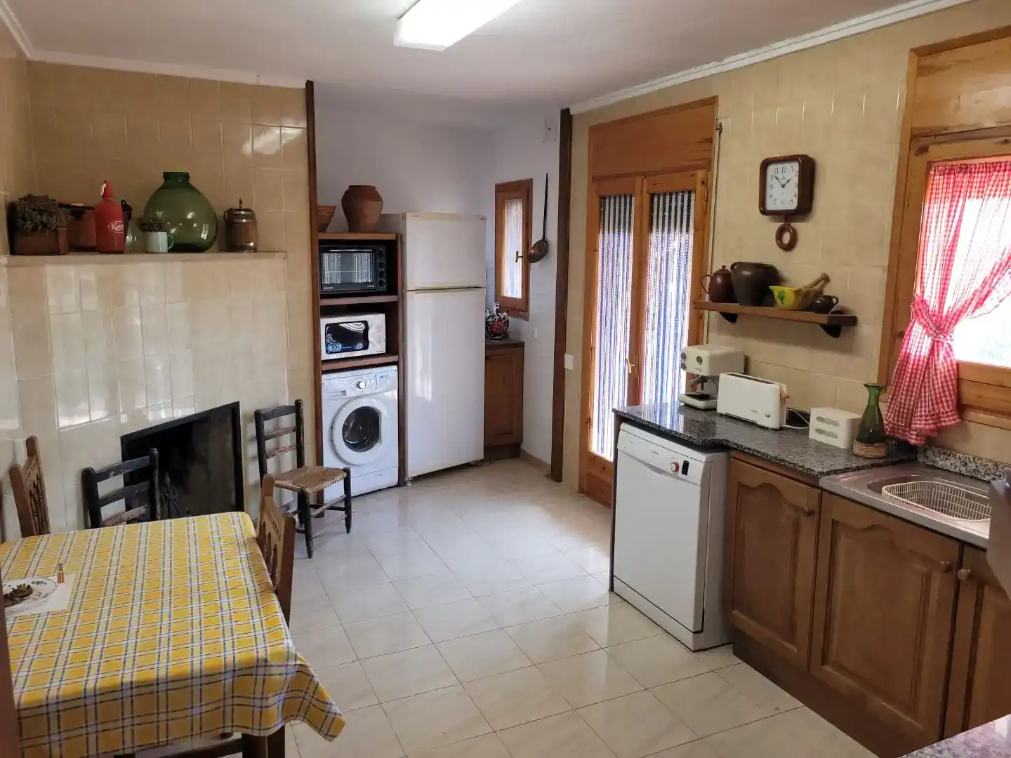 Küche von Wohnung zum Verkauf in La Fresneda mit Klimaanlage, Privatgarten und Abstellraum