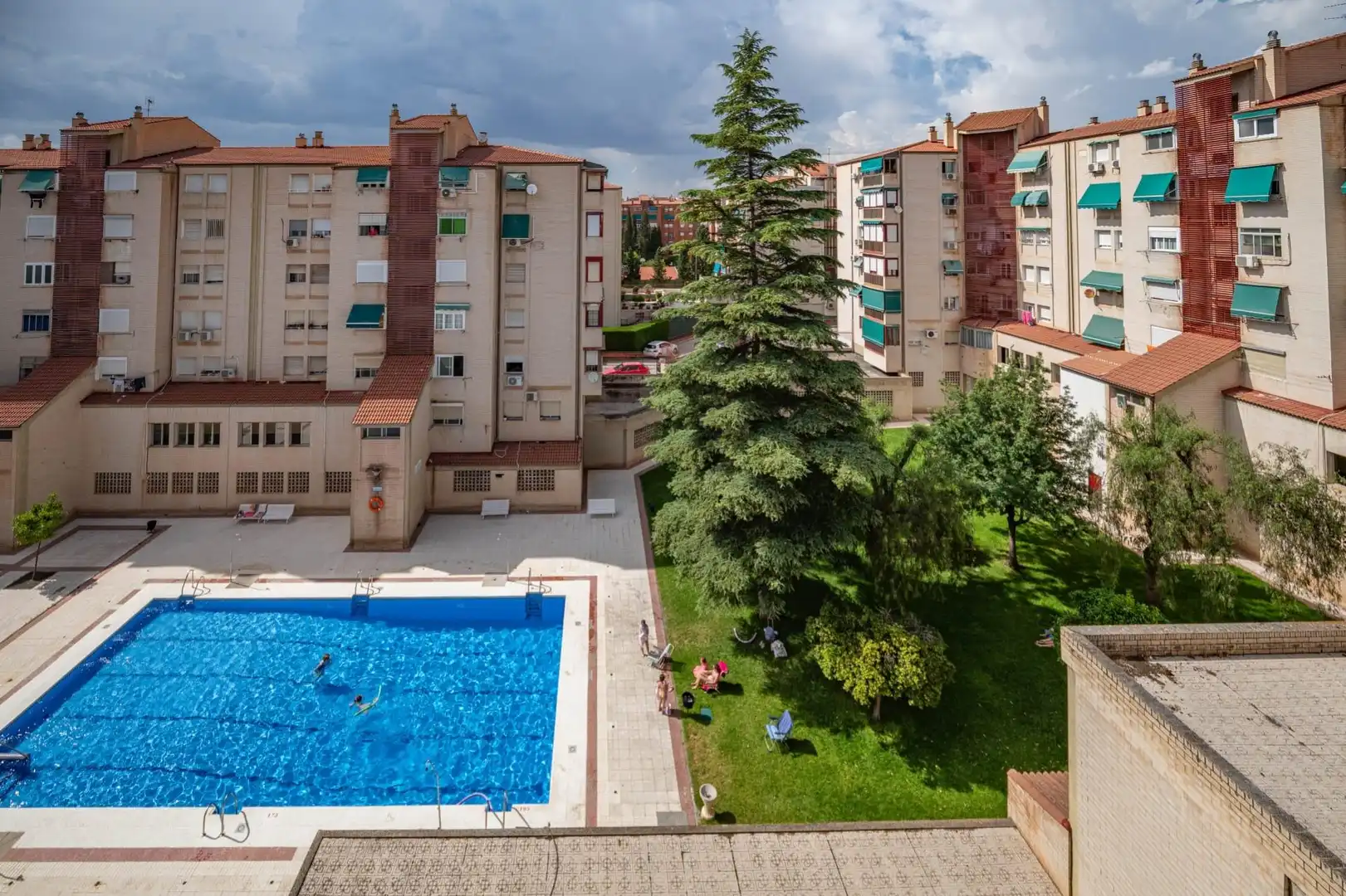 Piscina de Pis en venda en Granada amb Piscina comunitària