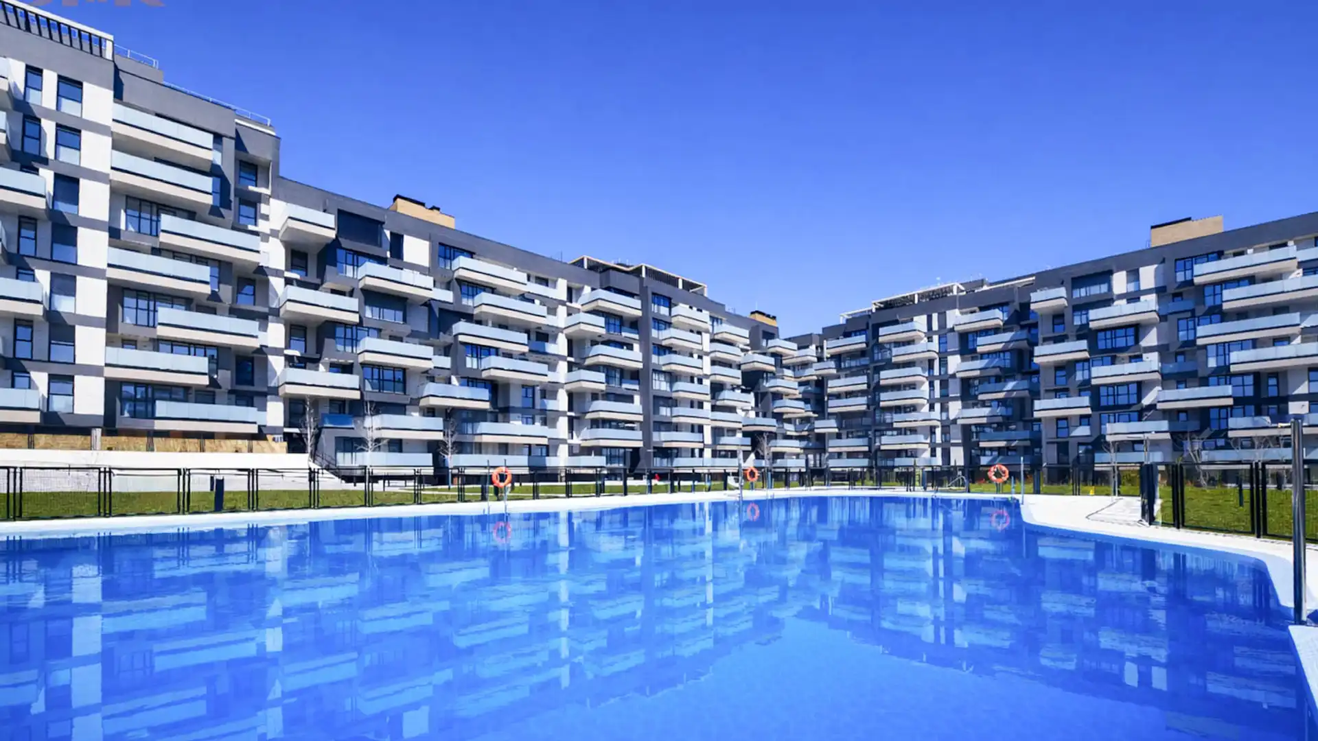 Swimming pool of Flat for sale in Tres Cantos  with Air Conditioner, Heating and Terrace