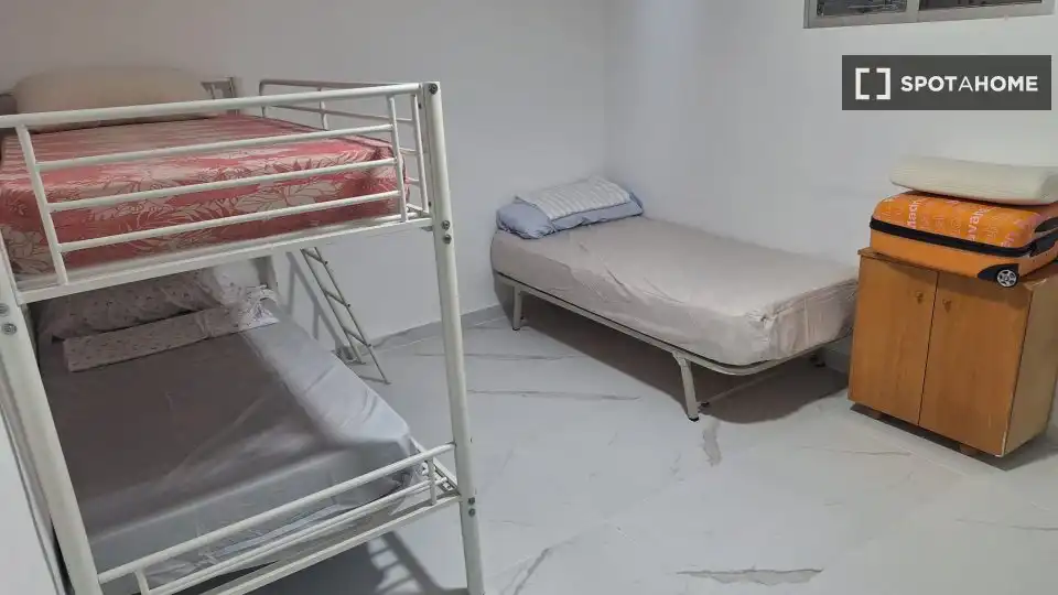 Bedroom of Flat for share in Alicante / Alacant  with Air Conditioner, Heating and Furnished