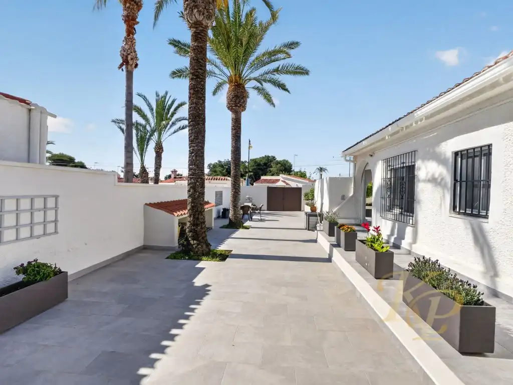 Vista exterior de Casa o xalet en venda en Torrevieja amb Aire condicionat, Moblat i Forn