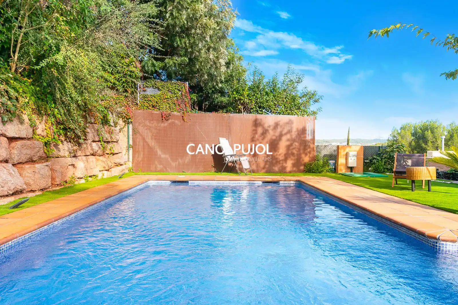 Swimming pool of Houses for sale in Sant Cugat del Vallès  with Air Conditioner, Terrace and Swimming Pool