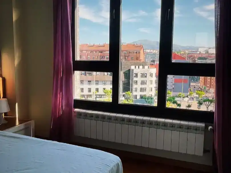 Dormitori de Pis en venda en Avilés amb Balcó