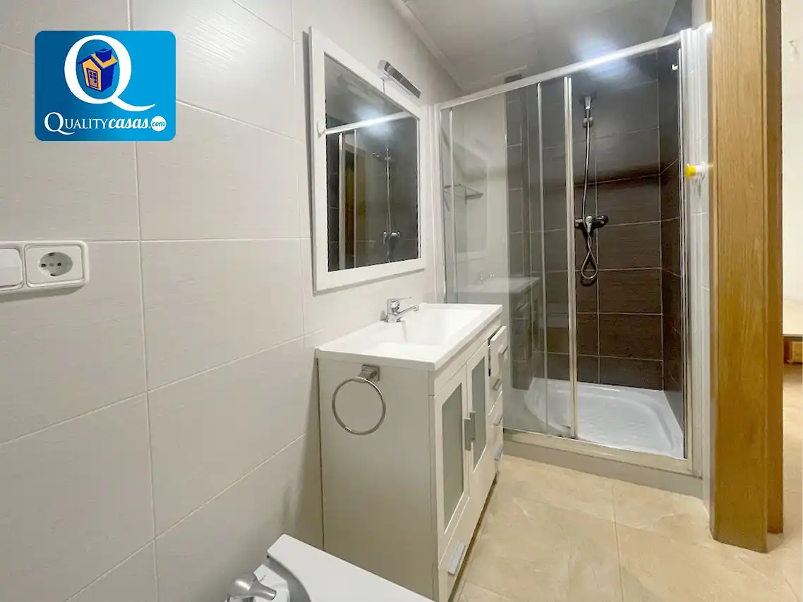 Badezimmer von Wohnungen zum Verkauf in Elche / Elx mit Klimaanlage und Abstellraum