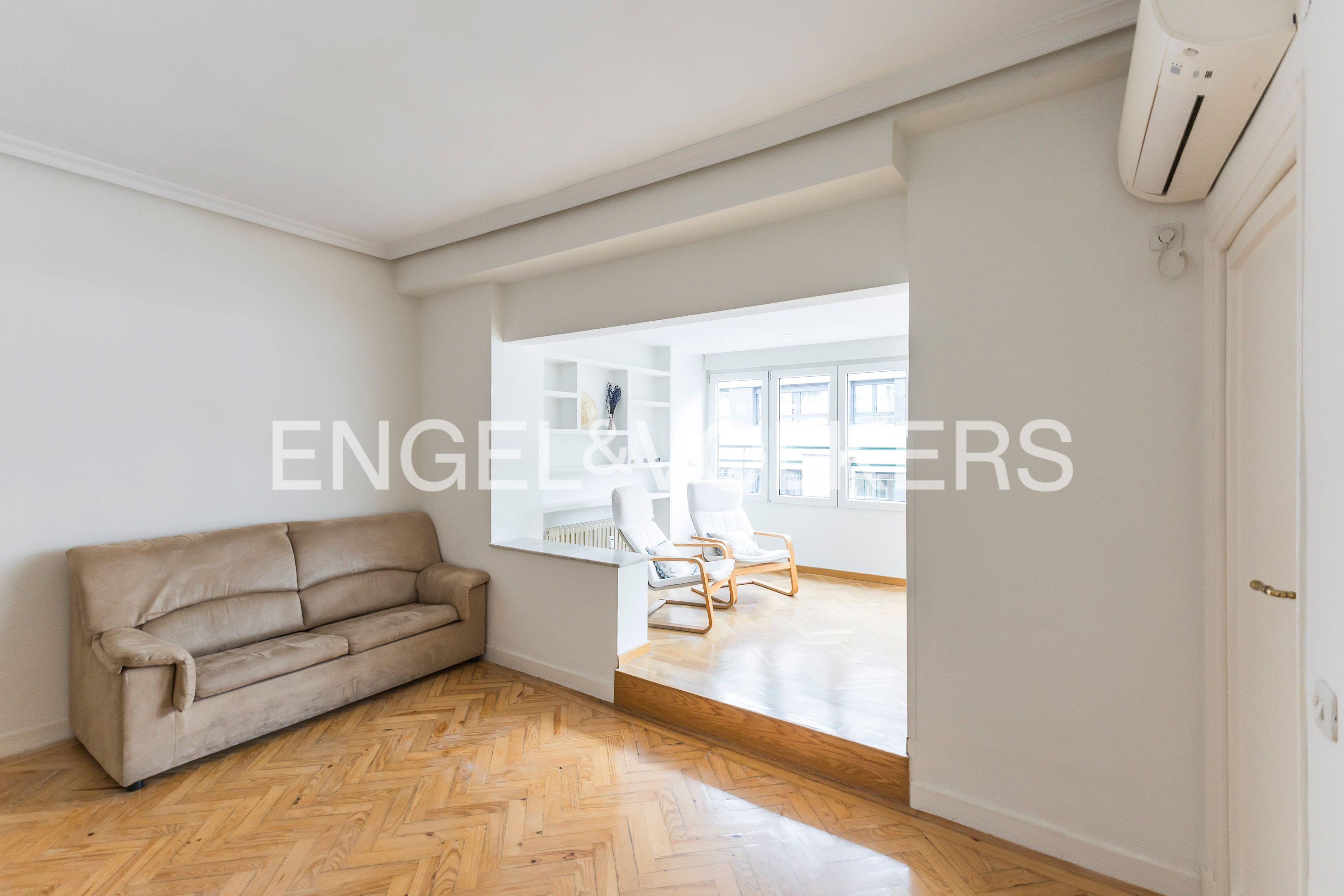 Living room of Flat to rent in  Madrid Capital  with Air Conditioner, Heating and Parquet flooring