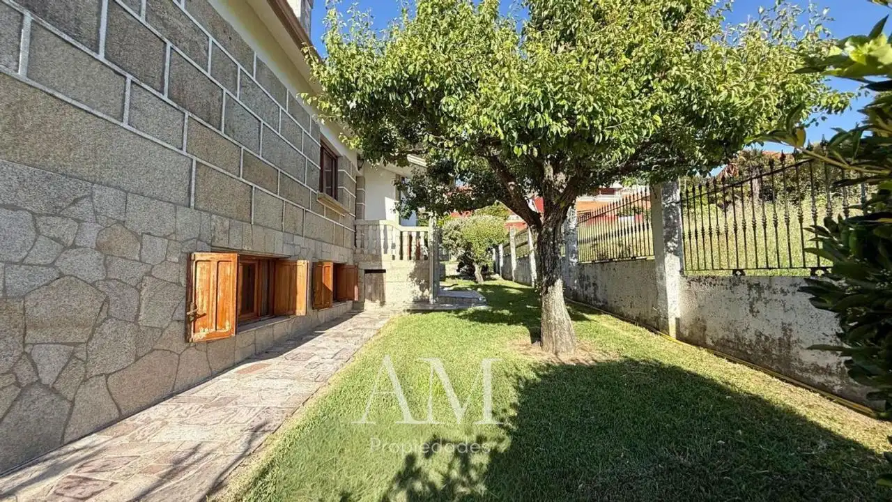 Vista exterior de Casa o xalet en venda en Vigo  amb Calefacció, Jardí privat i Terrassa