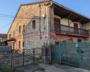 Vista exterior de Casa adosada en venda en Los Corrales de Buelna  amb Jardí privat i Parquet
