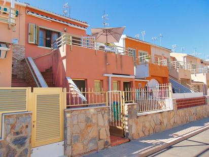 Vista exterior de Casa adosada en venda en San Pedro del Pinatar amb Aire condicionat, Calefacció i Jardí privat