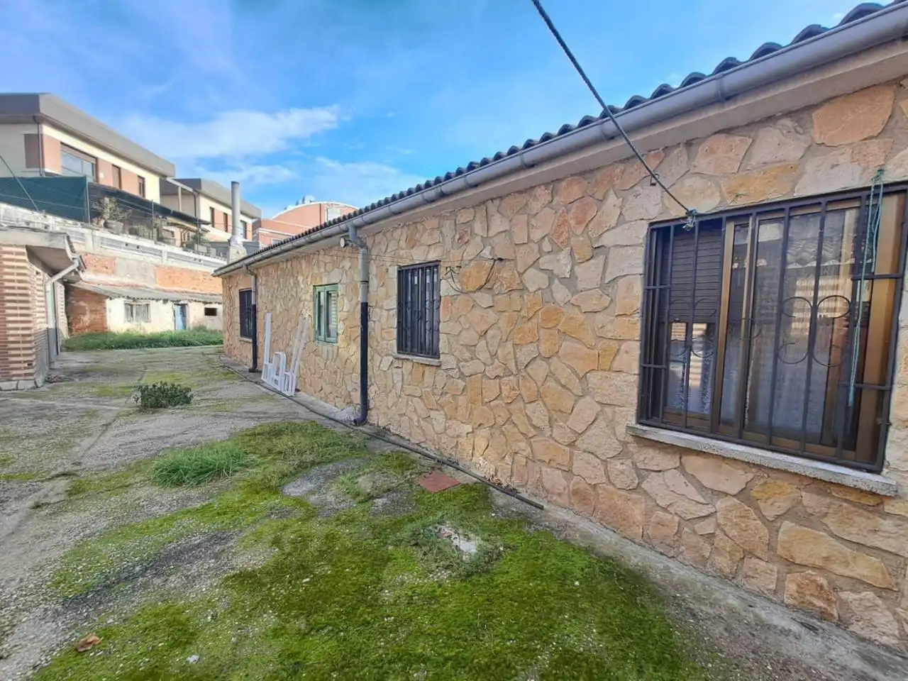 Vista exterior de Casa adosada en venda en Burgos amb Calefacció i Jardí privat