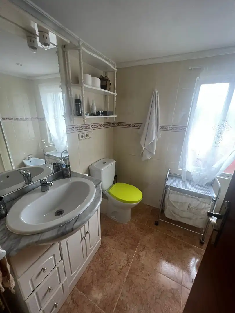 Badezimmer von Einfamilien-Reihenhaus zum Verkauf in Valdoviño mit Heizung, Terrasse und Abstellraum
