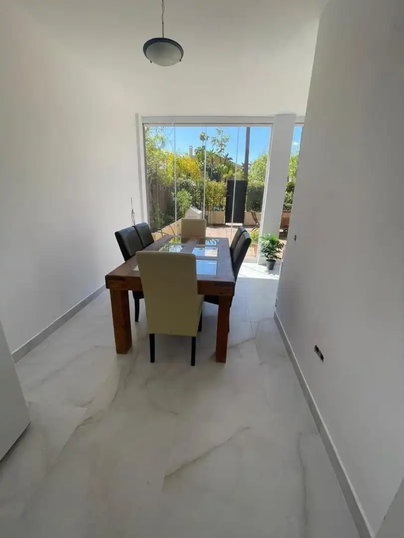 Menjador de Casa adosada de lloguer en Marbella amb Aire condicionat, Jardí privat i Terrassa