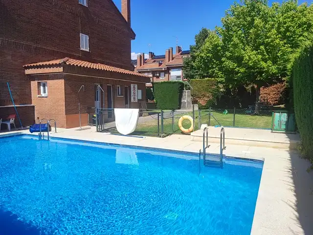 Piscina de Casa adosada en venda en Algete amb Aire condicionat, Calefacció i Jardí privat