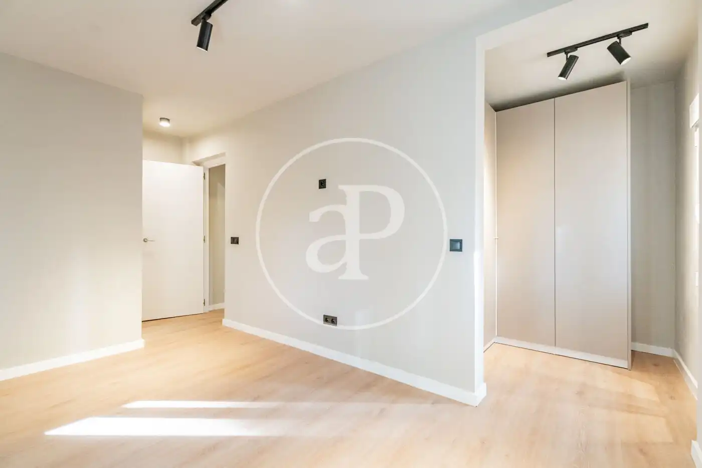 Flat for sale in Madrid  with Air Conditioner, Heating and Storage room
