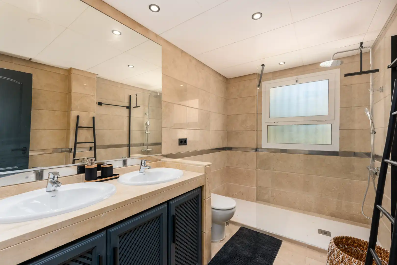 Badezimmer von Erdgeschoss zum Verkauf in Sotogrande mit Klimaanlage, Privatgarten und Terrasse