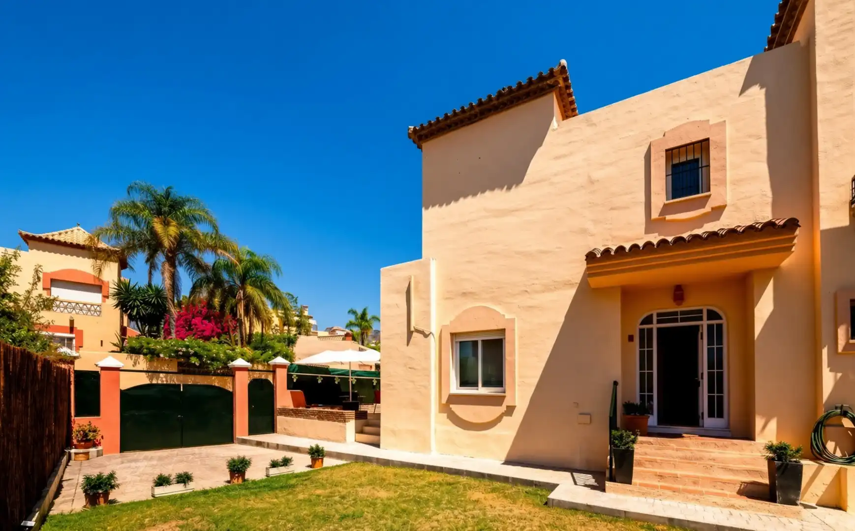 Vista exterior de Casa adosada en venda en Marbella amb Aire condicionat, Jardí privat i Terrassa