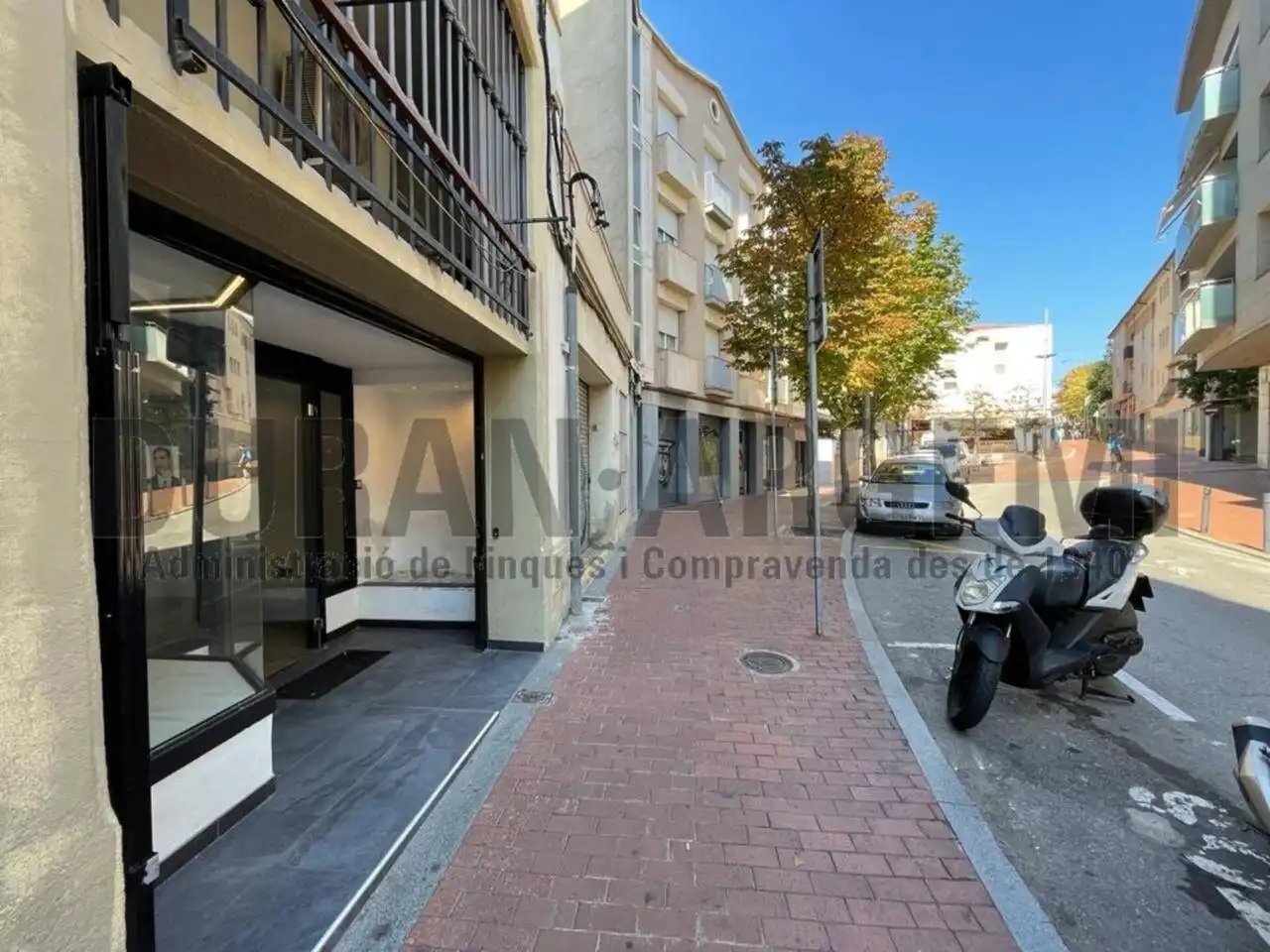 Exterior view of Commercial properties for rent in Terrassa  with Air Conditioner