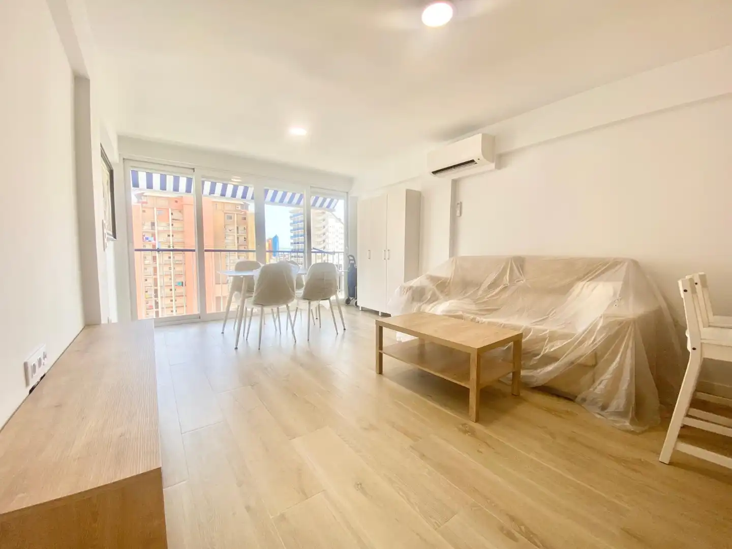 Sala de estar de Apartamento de alquiler en Benidorm con Aire acondicionado, Calefacción y Piscina