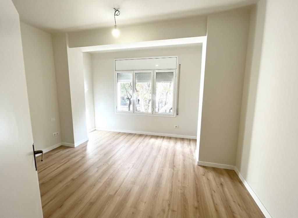 Dormitori de Pis de lloguer en  Barcelona Capital amb Balcó