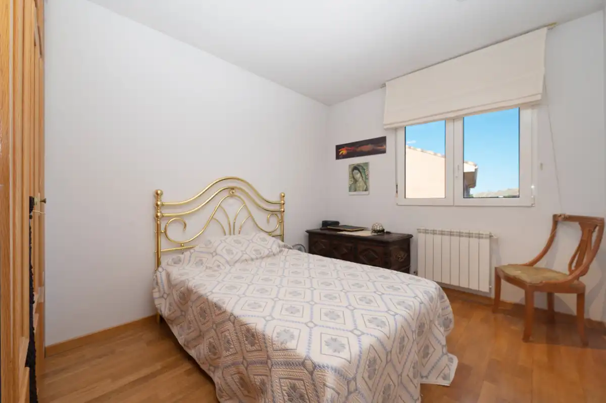 Habitación de Casa adosada en venta en Colmenar Viejo con Calefacción, Parquet y Terraza
