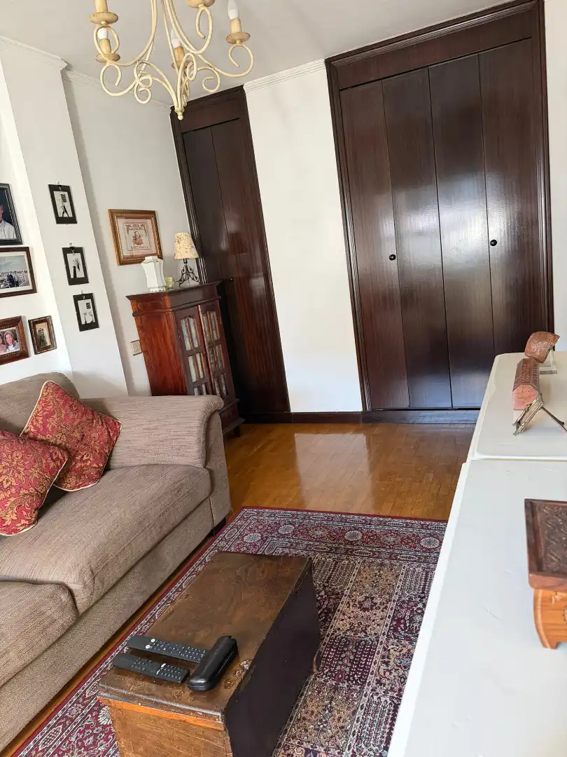 Sala d'estar de Dúplex en venda en Oviedo  amb Calefacció, Parquet i Moblat