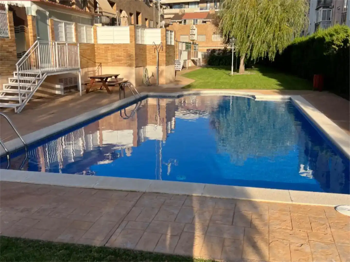 Schwimmbecken von Einfamilien-Reihenhaus zum Verkauf in Salou mit Klimaanlage, Schwimmbad und Balkon
