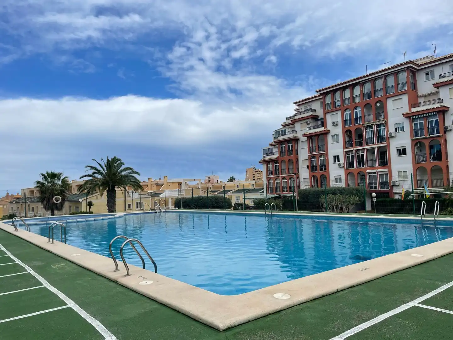 Piscina de Piso en venta en Torrevieja con Terraza, Amueblado y Lavadora