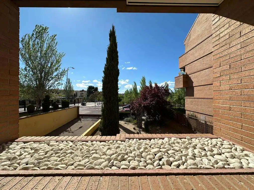 Außenansicht von Wohnung zum Verkauf in Toledo mit Klimaanlage, Heizung und Privatgarten