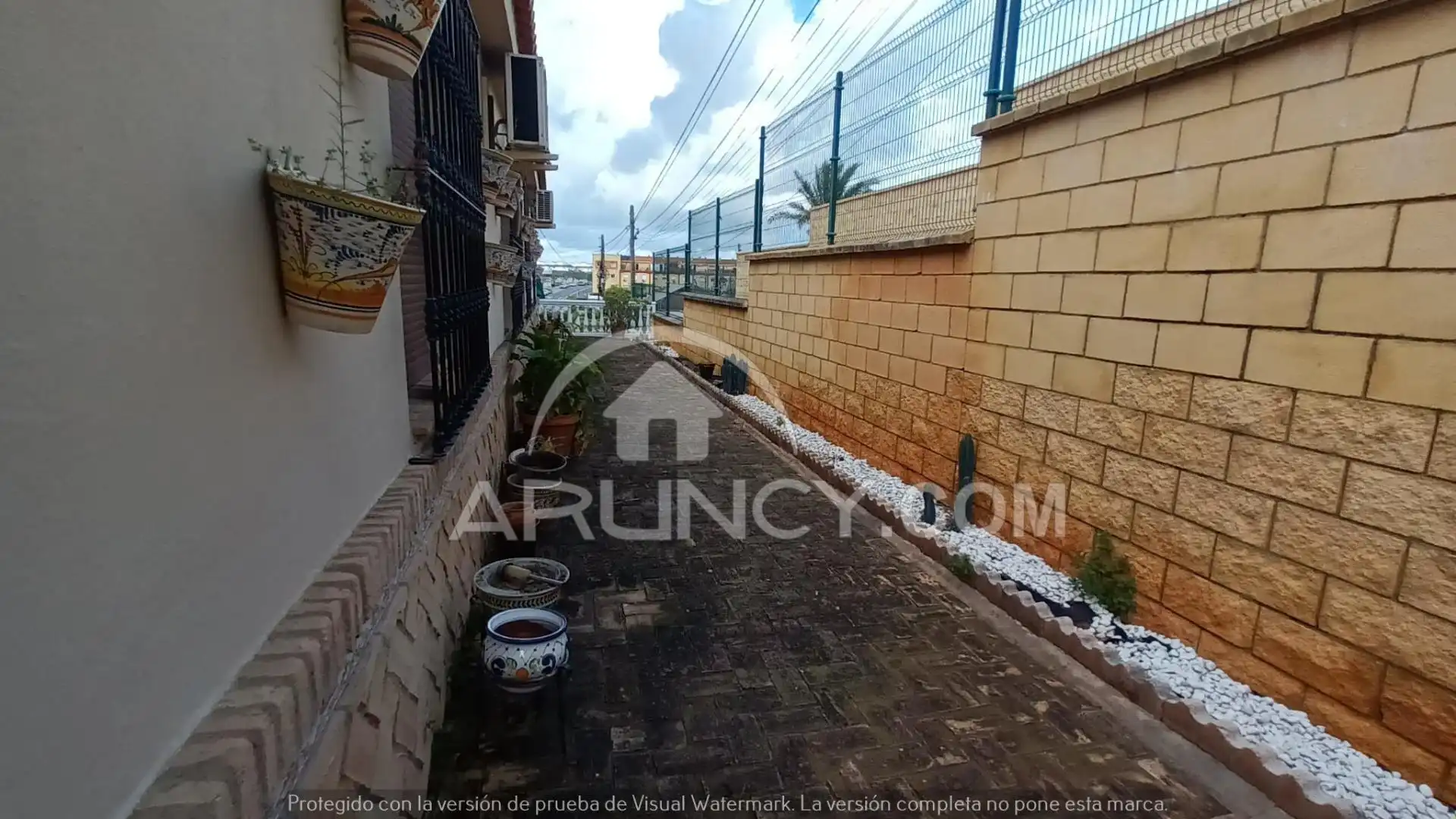 Vista exterior de Casa o xalet en venda en Alcalá de Guadaira amb Aire condicionat, Calefacció i Jardí privat
