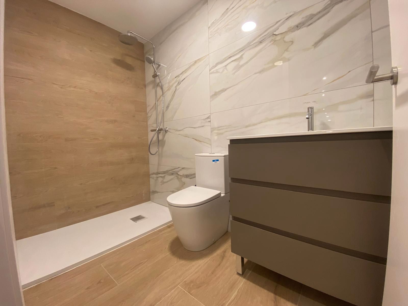 Bathroom of Flat for sale in Vic  with Heating, Oven and Washing machine