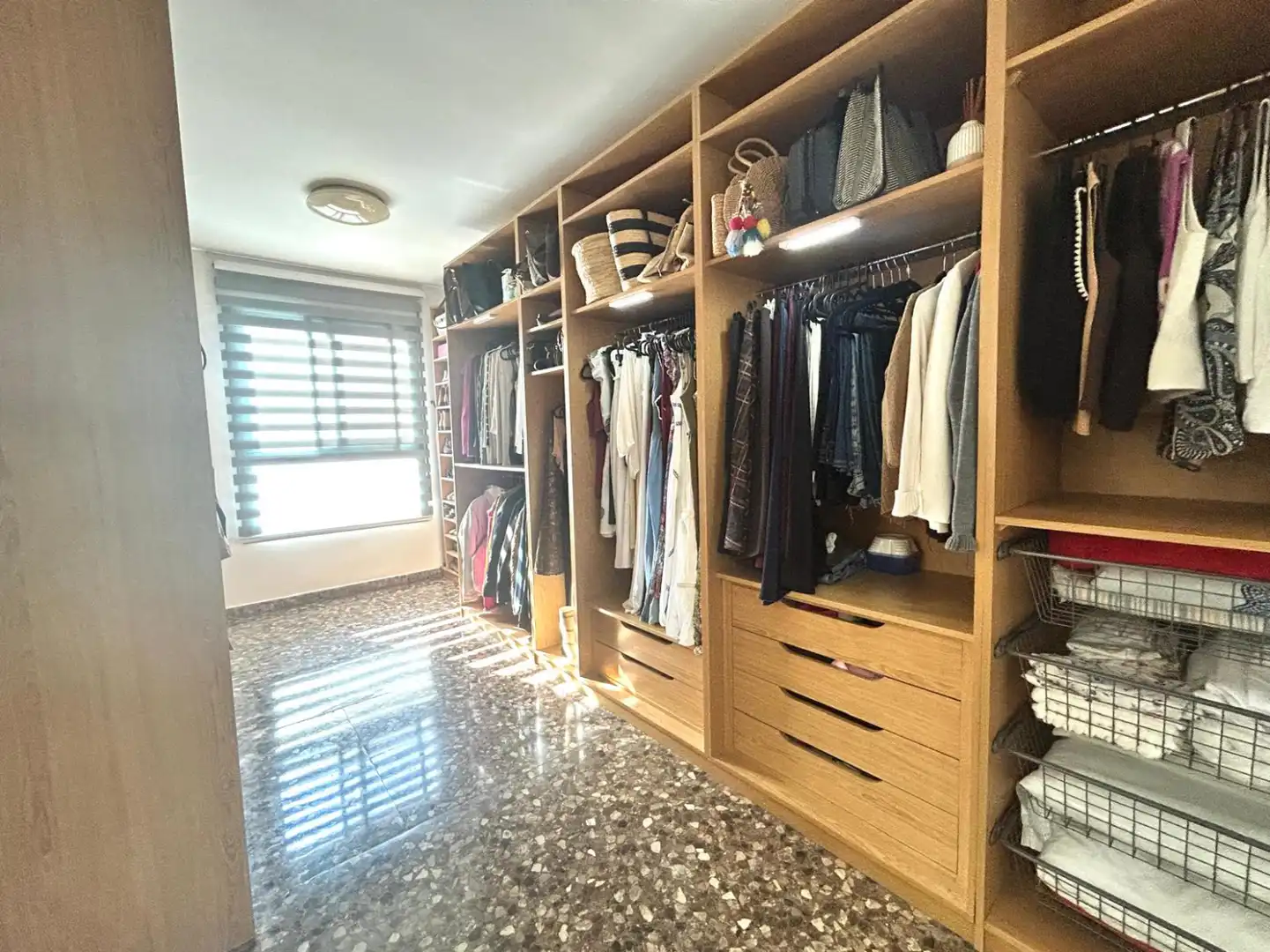 Flat for sale in Silla  with Air Conditioner, Storage room and Swimming Pool