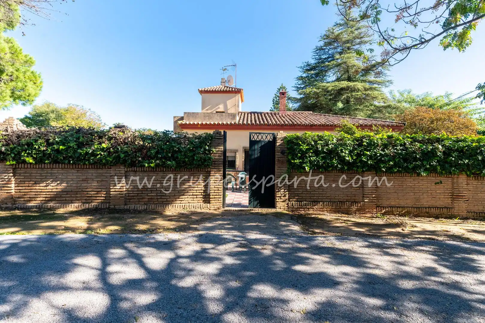 Vista exterior de Casa o xalet en venda en Espartinas amb Aire condicionat, Jardí privat i Terrassa