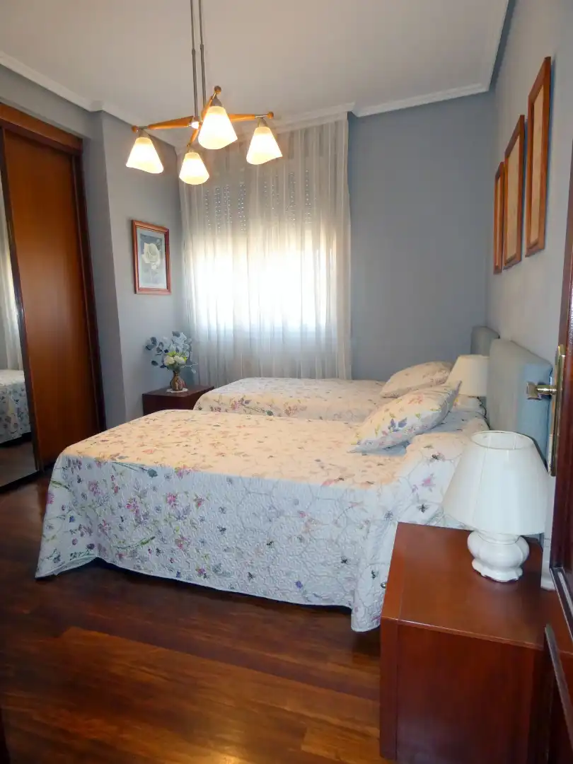 Dormitori de Pis en venda en Bilbao  amb Calefacció, Parquet i Moblat