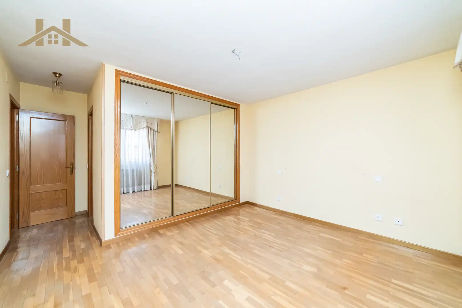 Habitación de Casa adosada en venta en Navalcarnero con Aire acondicionado, Calefacción y Jardín privado