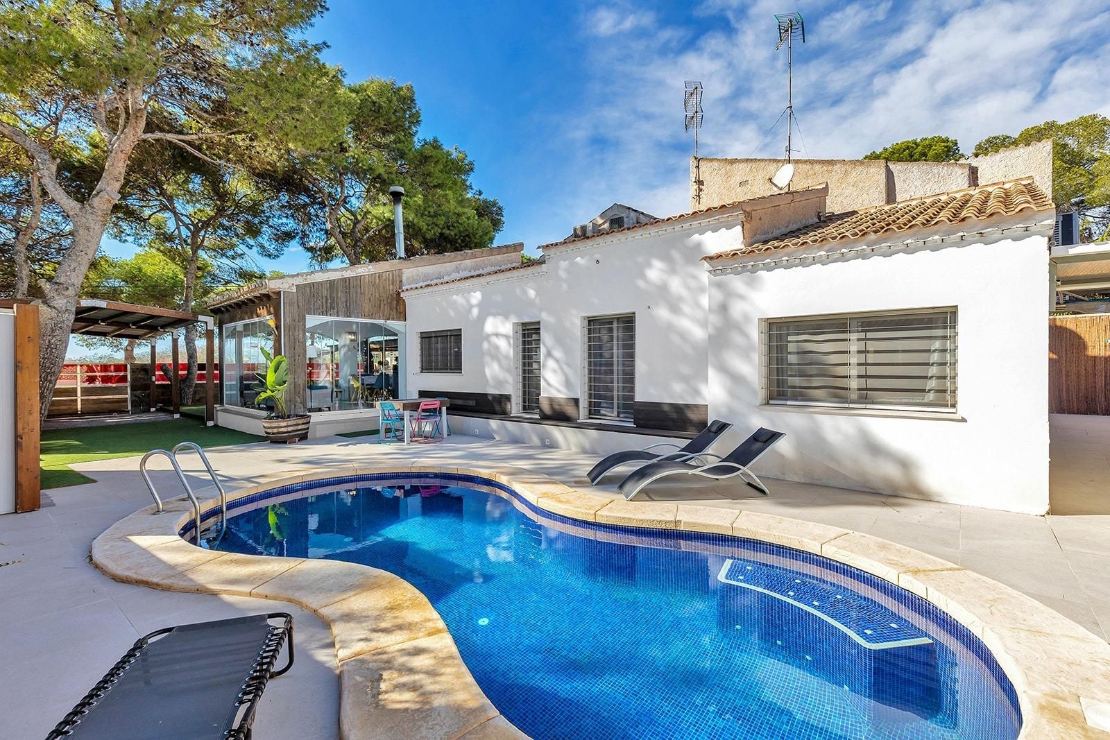 Swimming pool of House or chalet for sale in Orihuela  with Air Conditioner, Private garden and Terrace