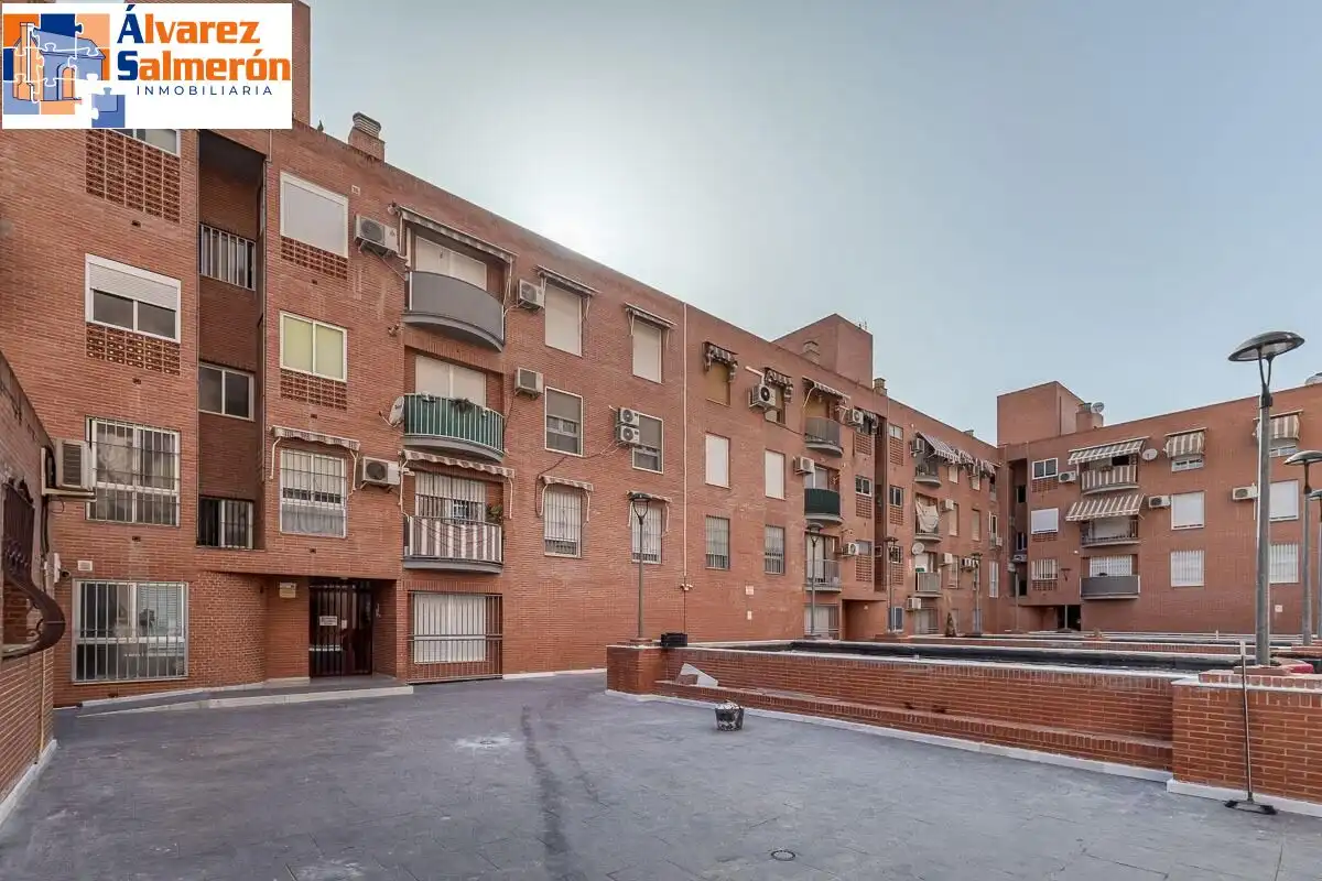 Vista exterior de Piso en venta en Granada con Balcón