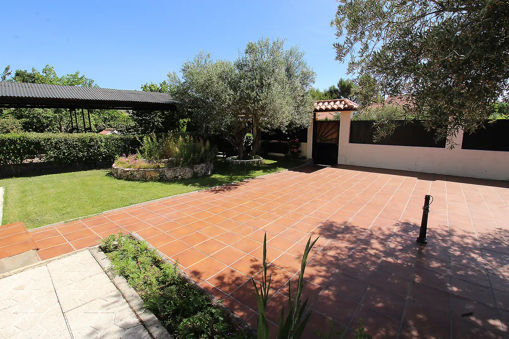 Garten von Einfamilien-Reihenhaus zum Verkauf in Torremocha de Jarama mit Heizung, Privatgarten und Internet