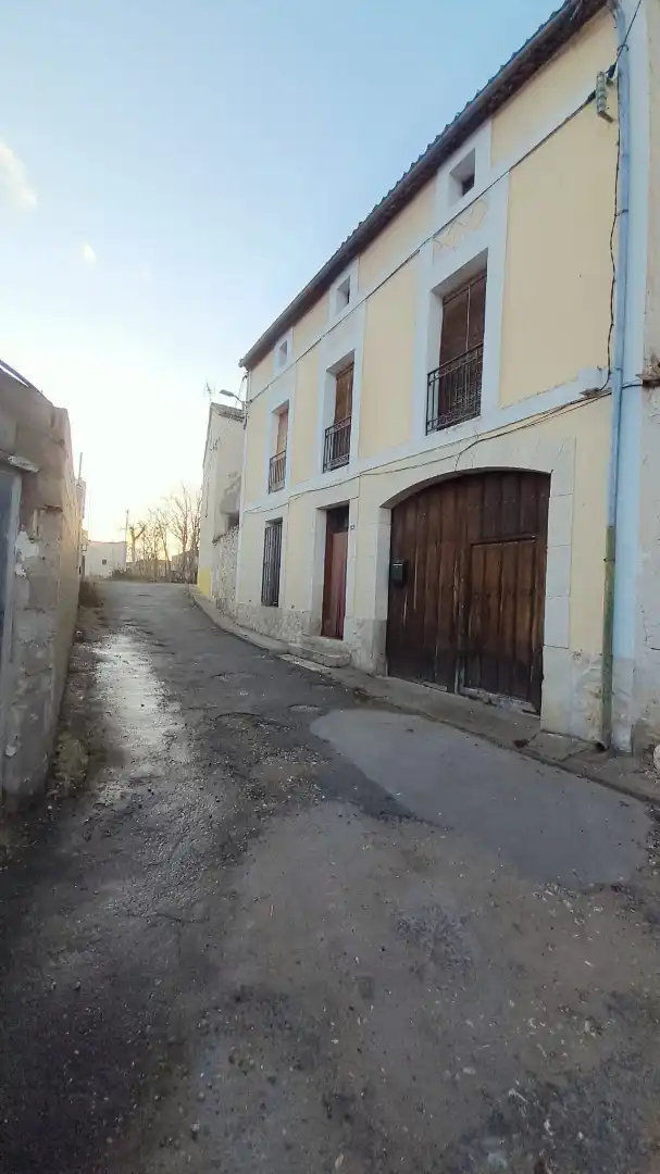 Vista exterior de Casa o chalet en venta en Cuéllar con Calefacción, Trastero y Amueblado