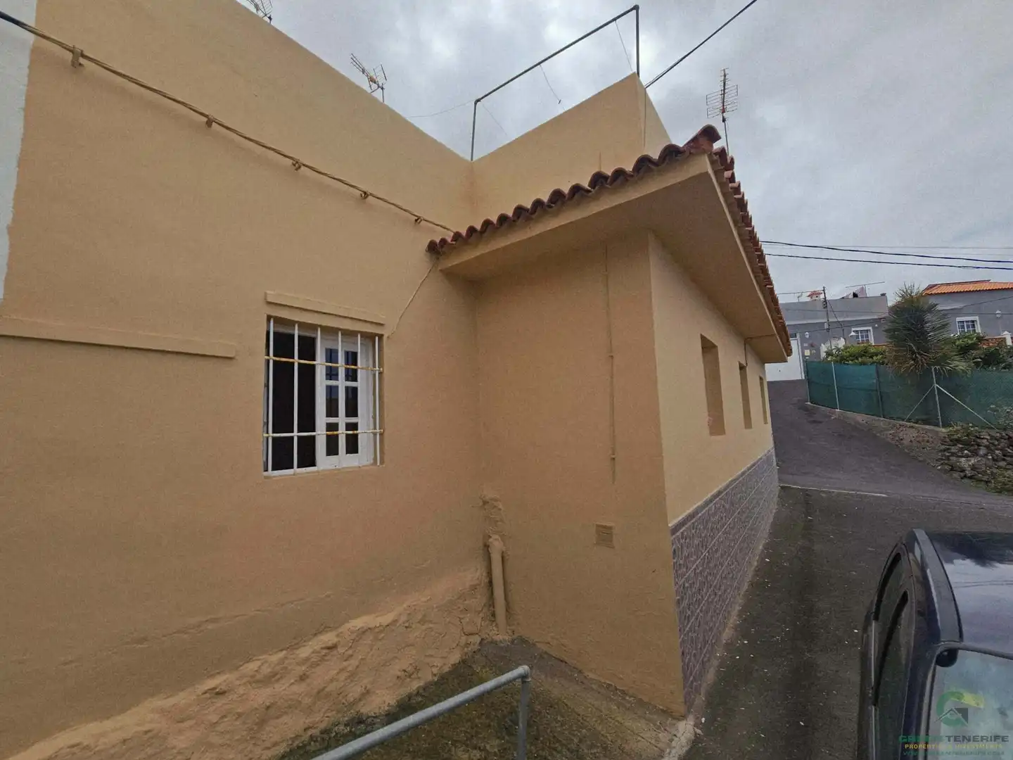 Außenansicht von Einfamilien-Reihenhaus zum Verkauf in Garachico mit Terrasse und Abstellraum